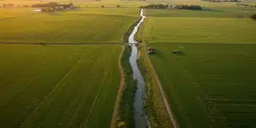 USDA 2026 Policy Shifts: Boost Sustainable Farming by 15% Sustainable farm with precision agriculture and cover crops